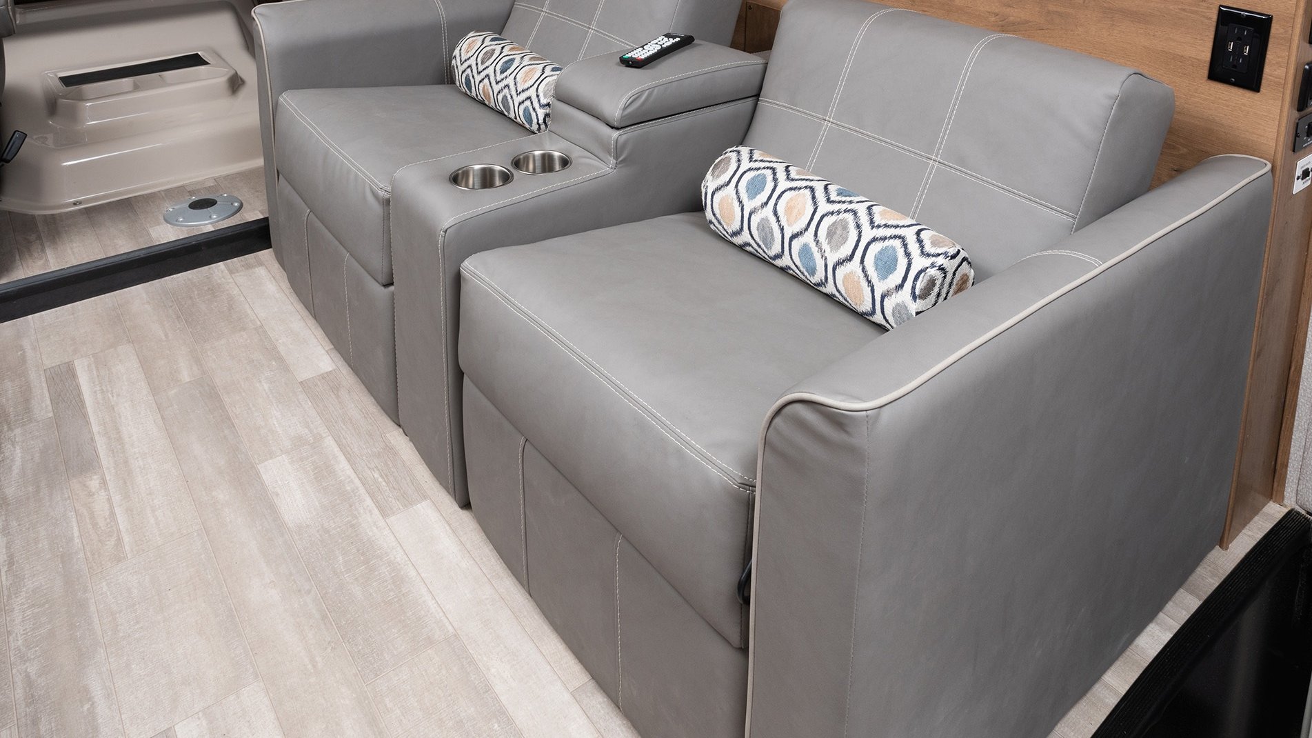 3 theatreseats Flair32 S cobblestone cap 44517
