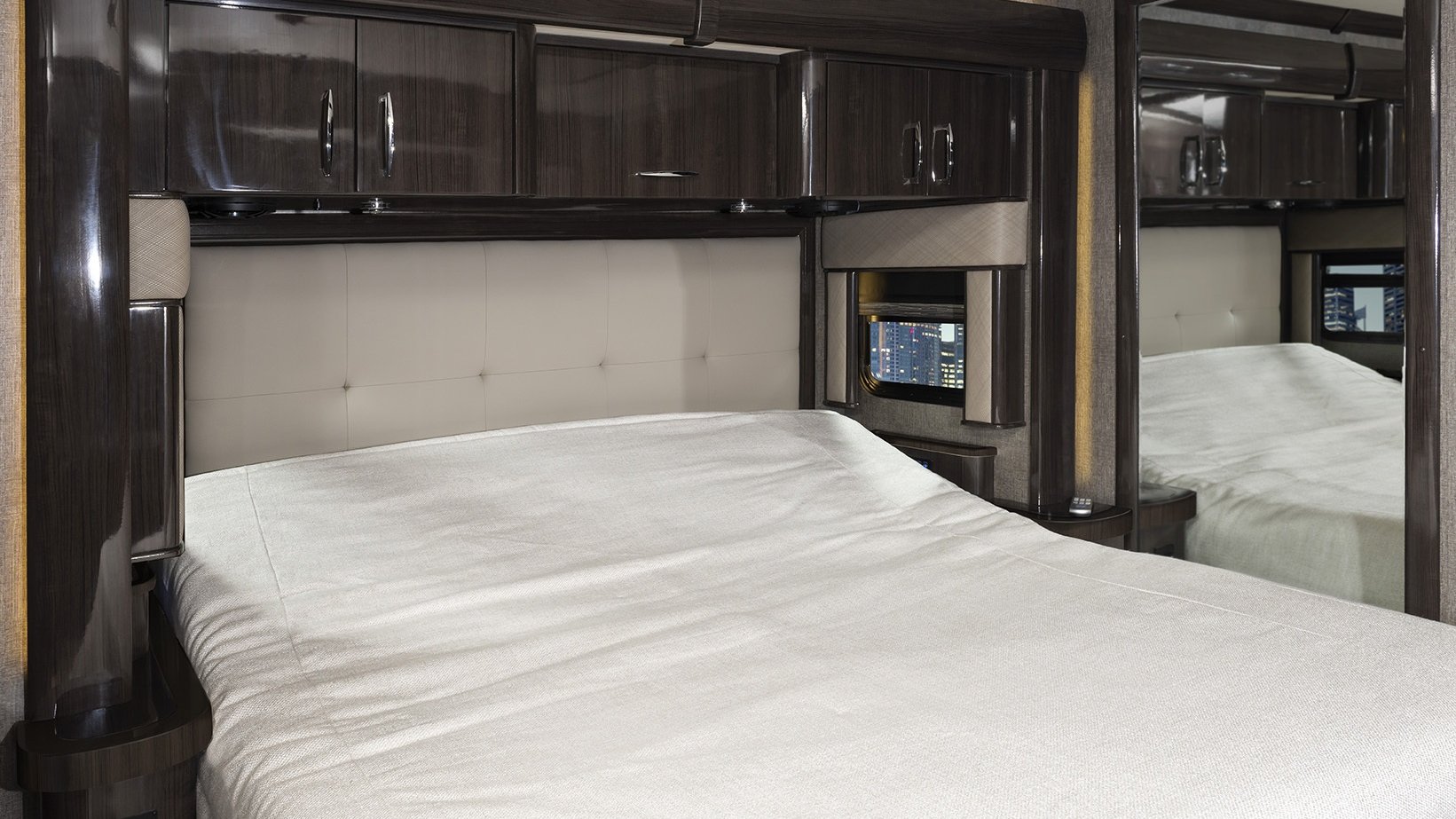 Masterbed Eagle HE Tranquility MY19 6542bed2