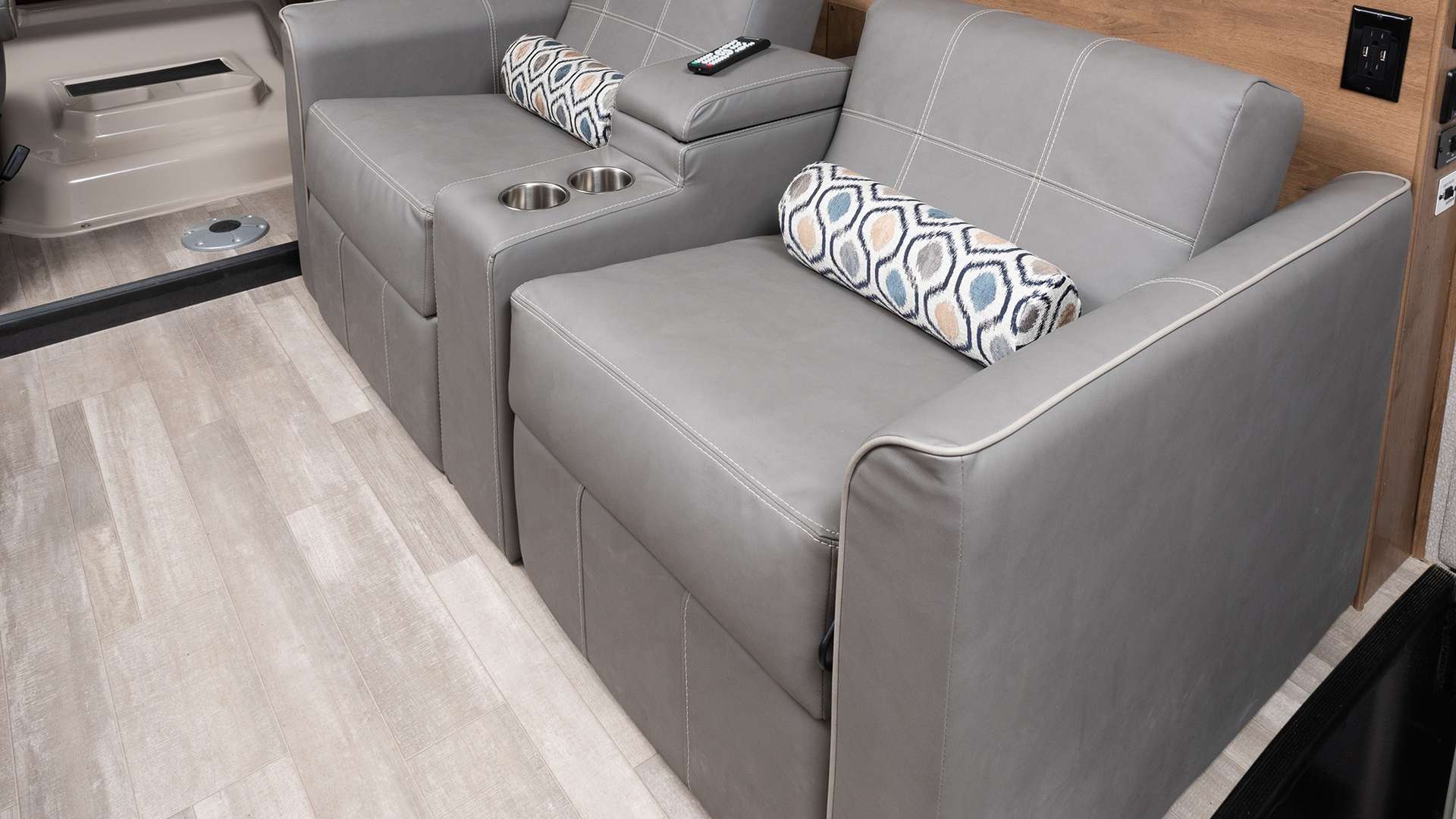 3 theatreseats Flair32 S cobblestone cap 44517