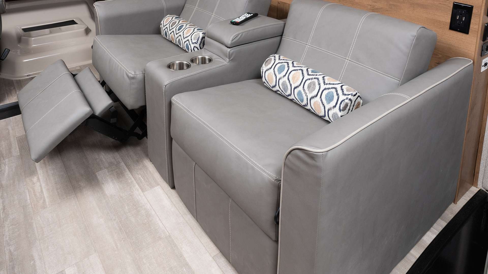 4 theatreseats Flair32 S cobblestone cap 4517out