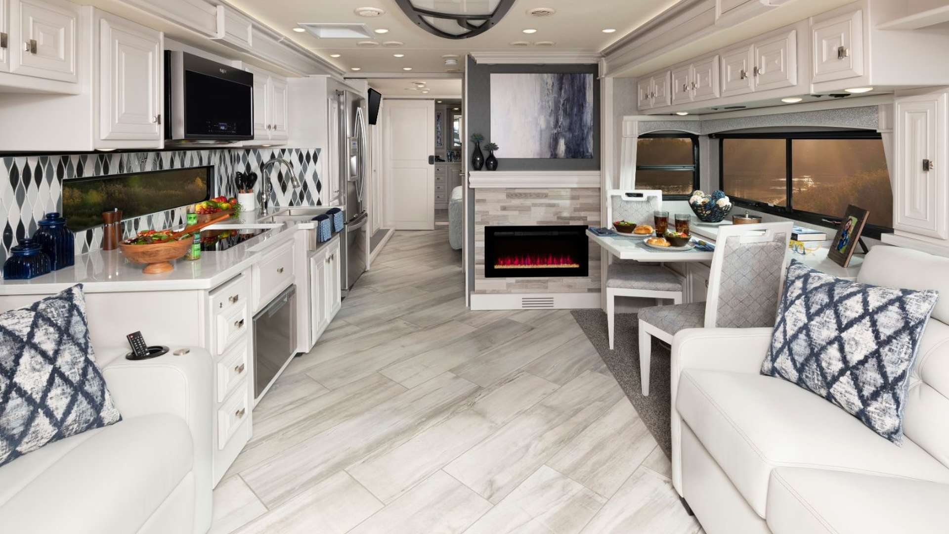 Discovery LXE 40M Enclave Decor with Heritage Cabinetry