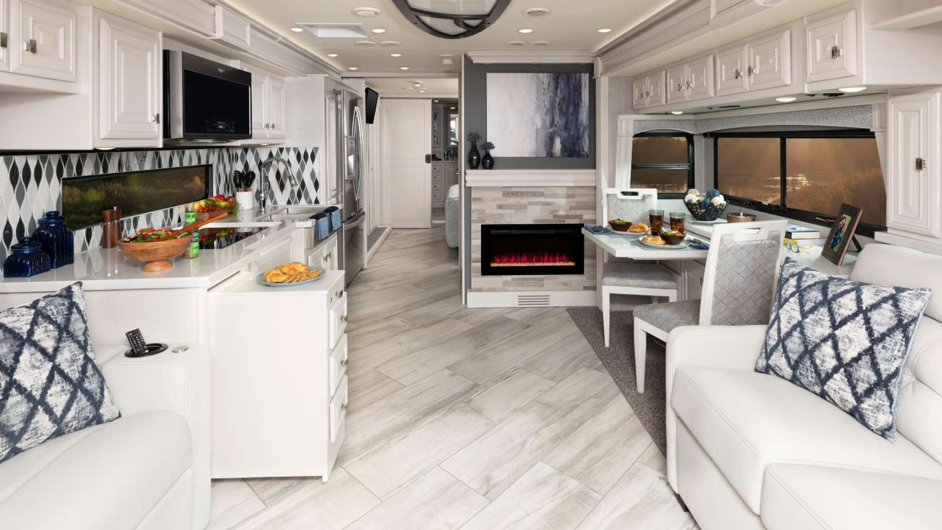 Discovery LXE 40M Enclave Decor with Heritage Cabinetry
