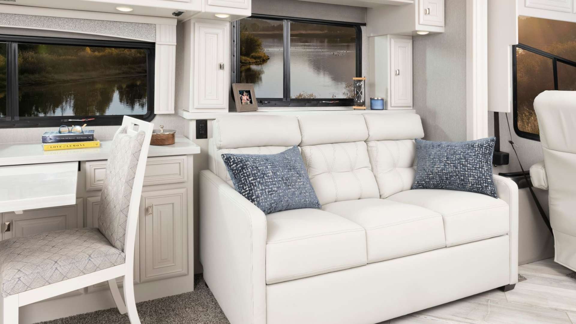 Discovery LXE 40M Enclave Decor with Heritage Cabinetry