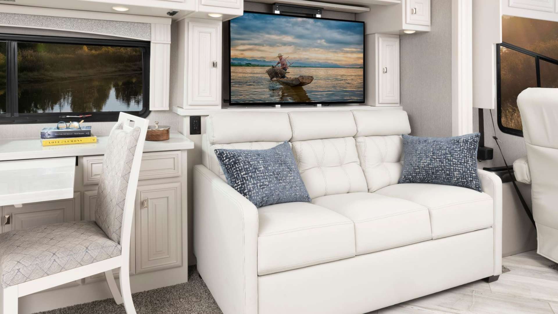 Discovery LXE 40M Enclave Decor with Heritage Cabinetry