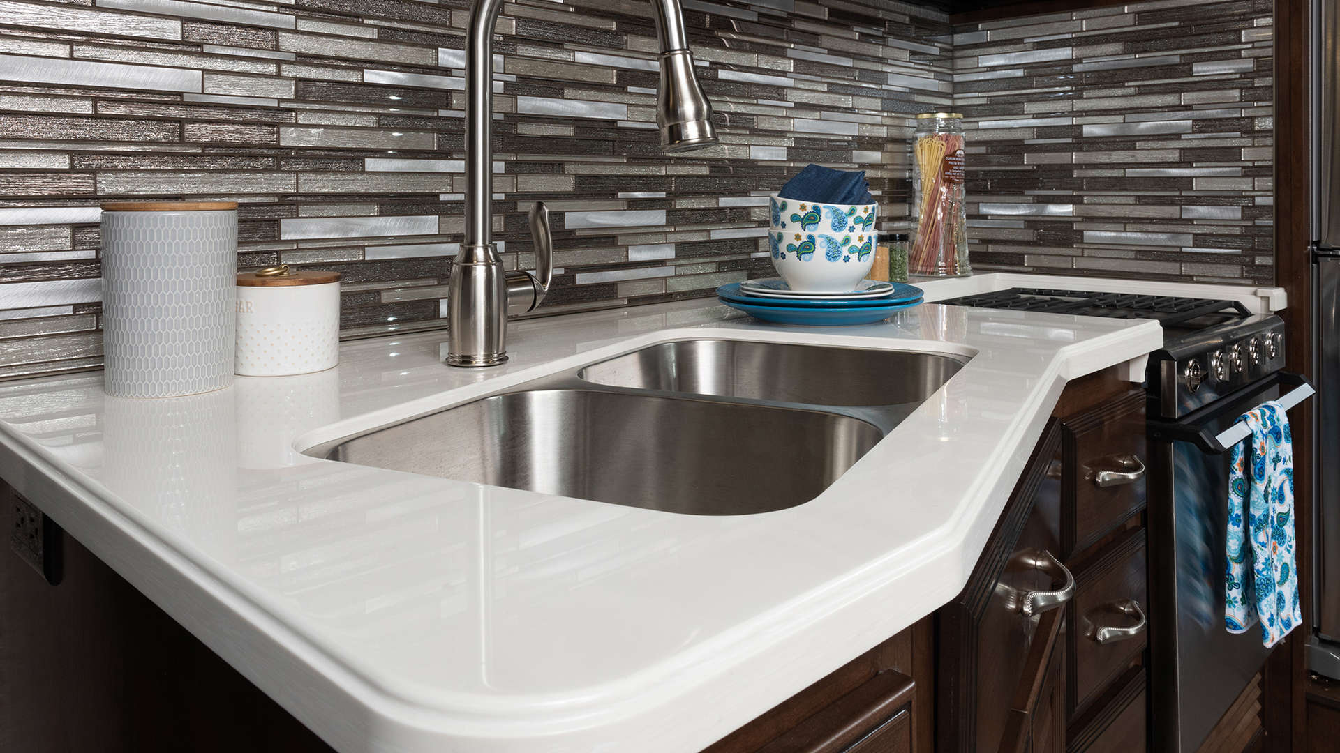 Bounder 35K Oceanview décor with Oxford cabinetry