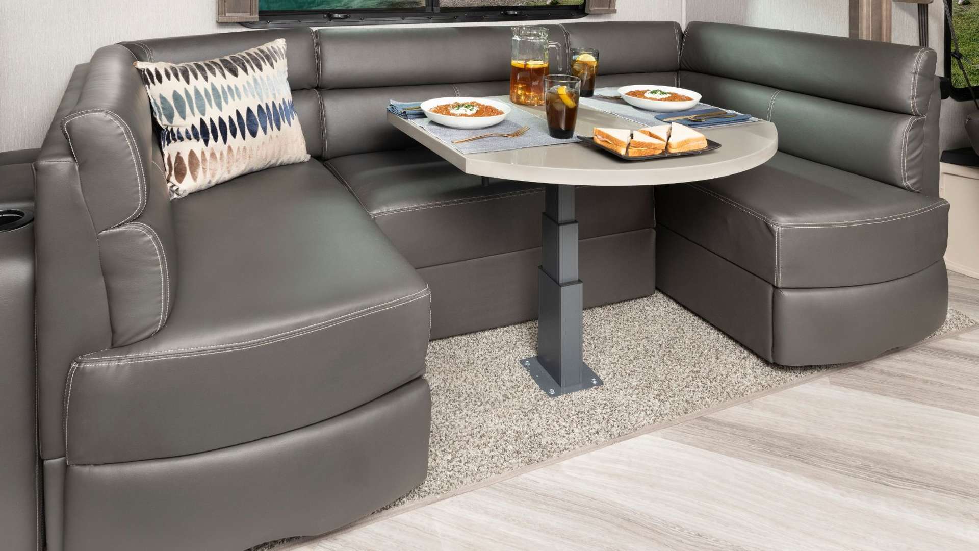 2 dinette Reflection WW Nav38 K MY21 1708 table