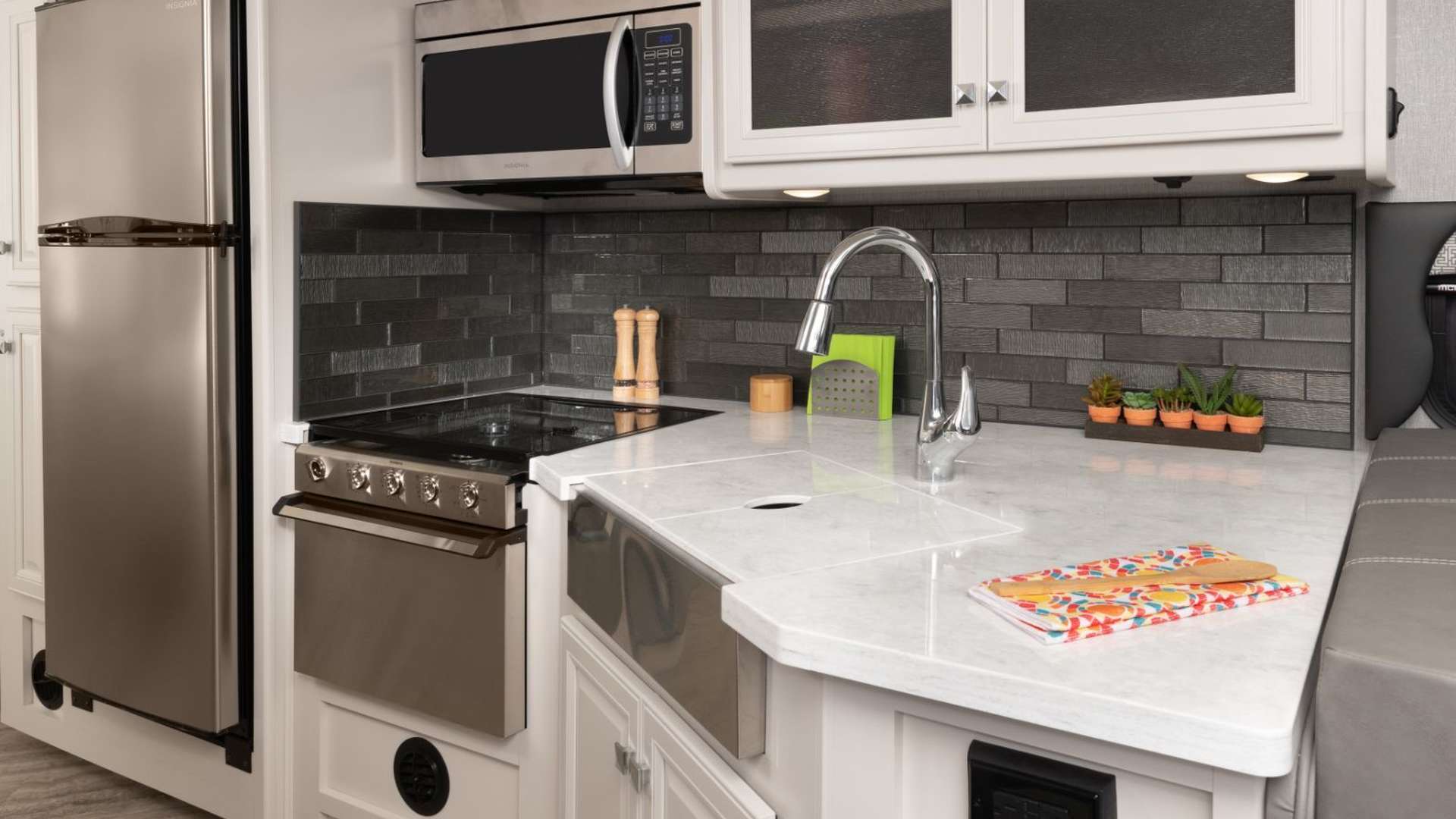 Fortis 32RW Midtown décor with Heritage cabinetry
