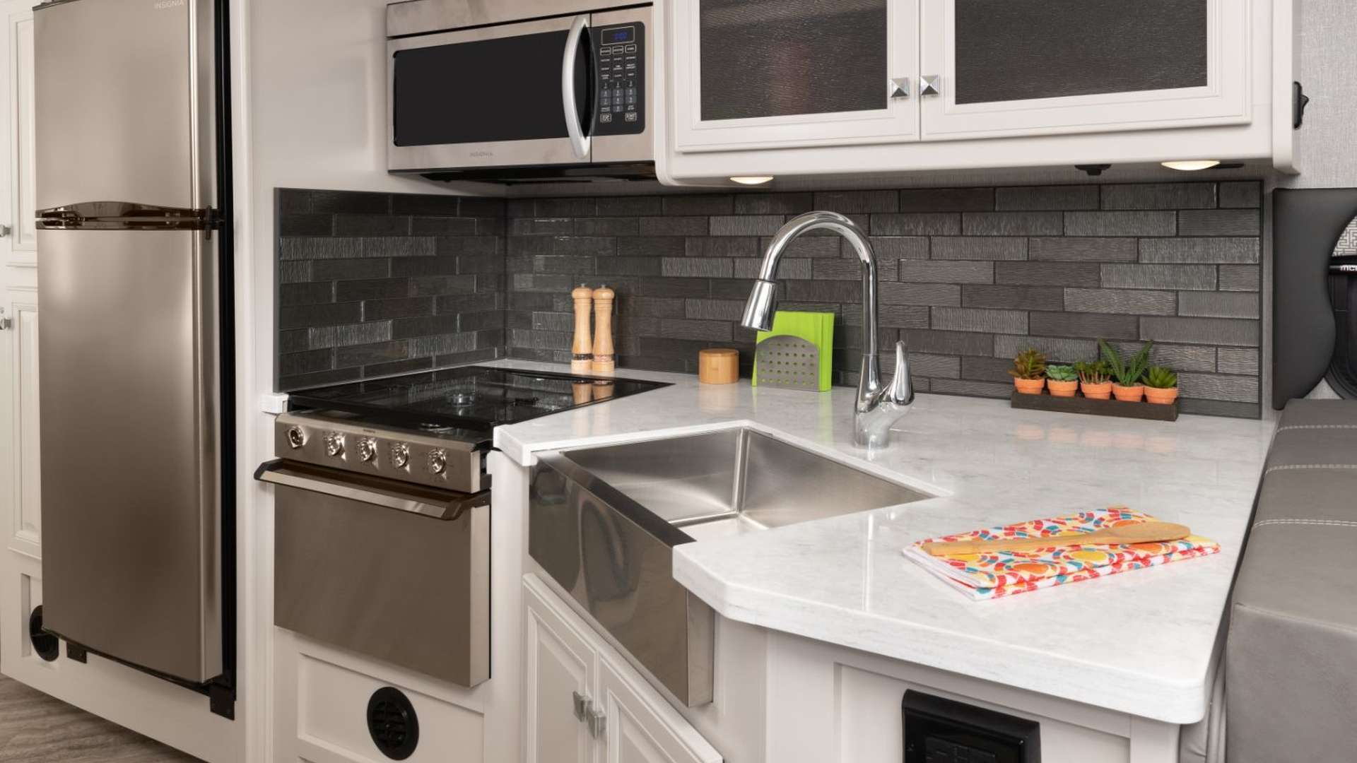 Fortis 32RW Midtown décor with Heritage cabinetry