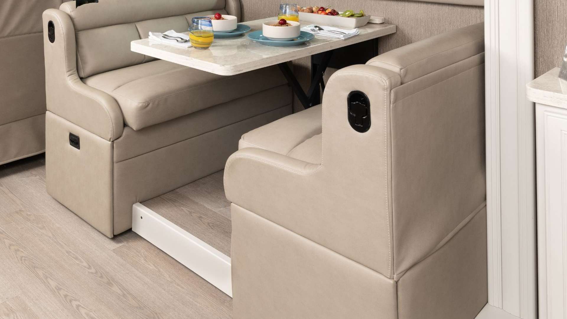 2 dinette nautica35 MS copperridgefossil0222 table