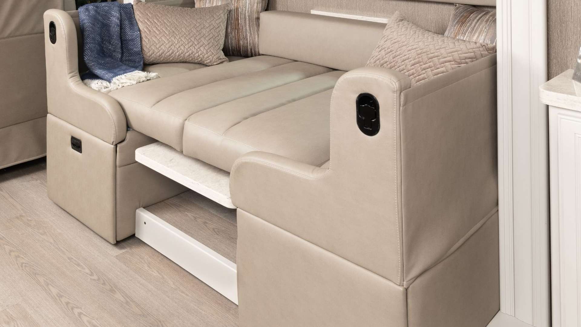 3 dinette nautica35 MS copperridgefossil0222 bed1