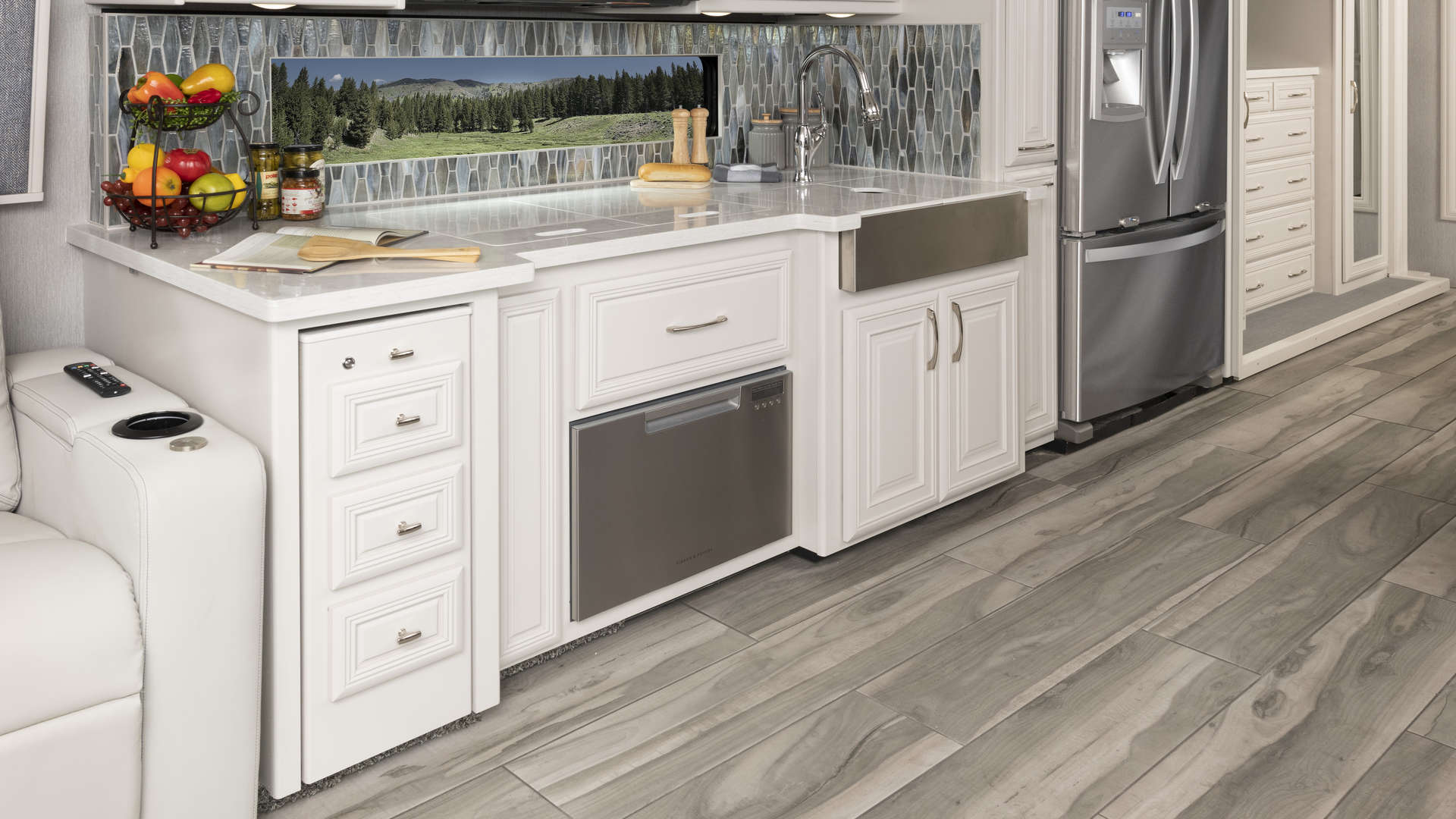 Armada44 LE Waterford Decor with Fossil Cabinetry