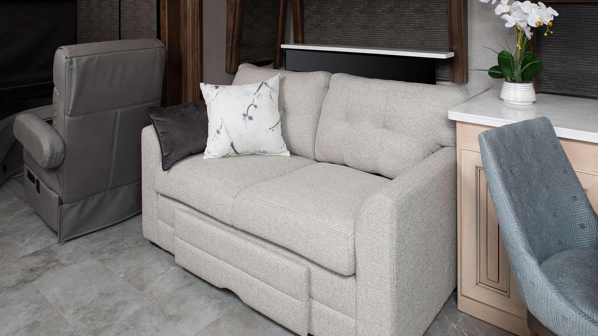 American Revolution shown in Seaglass interior decor with Vintage Linen & Congac cabinetry